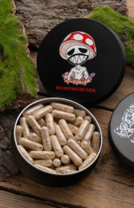 Капсулы красного мухомора в жестяной банке с рисунком